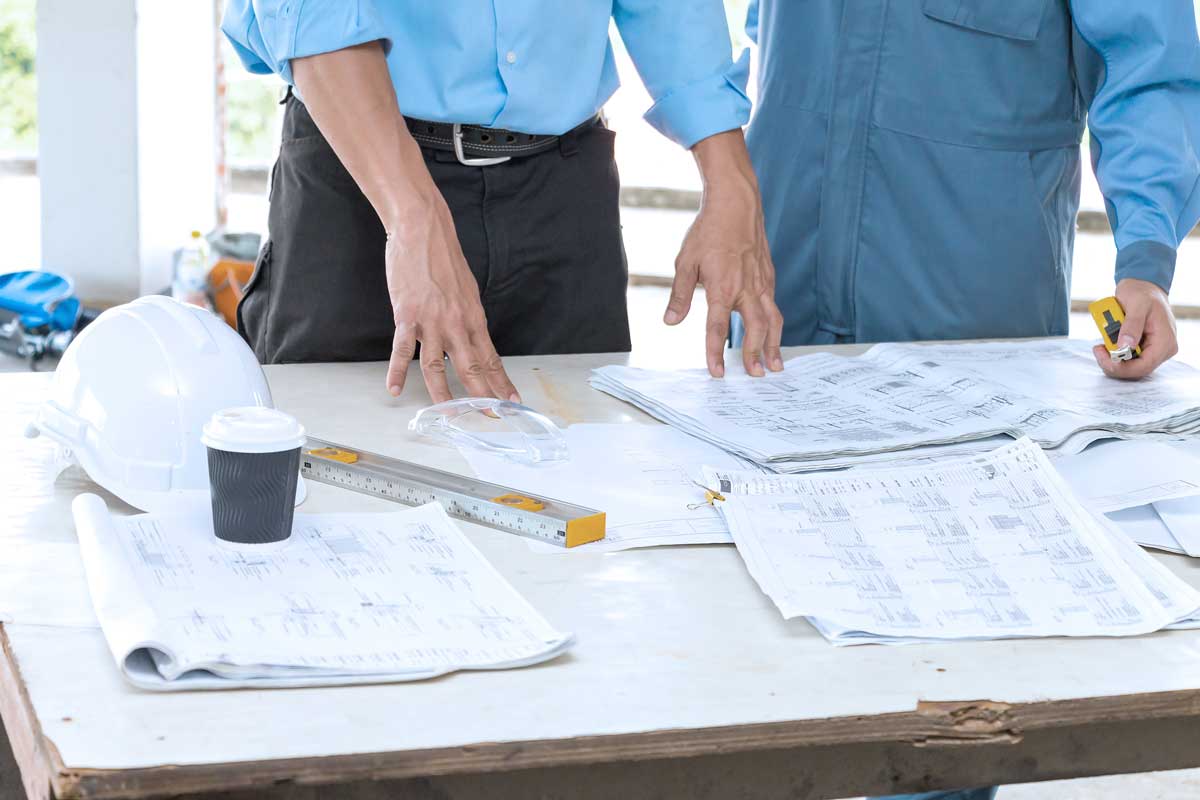 deux hommes devant des plans